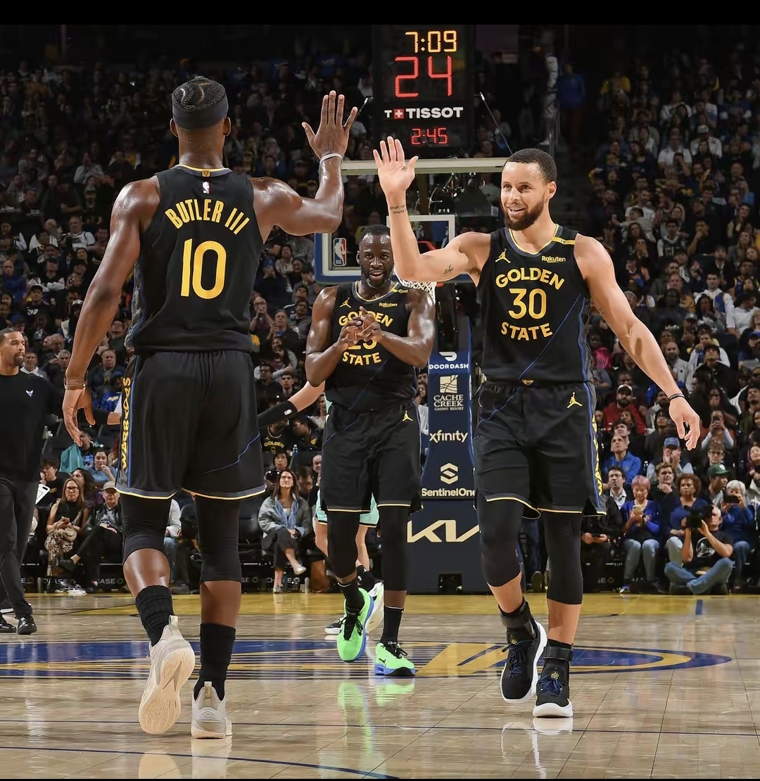 包含库里回归赛场，回归赛场首场状态亮眼，瑞士队观众沸腾！的词条