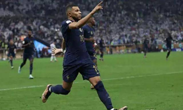 姆巴佩在老鹰比赛中势不可挡，挺进下一轮引发热议！(姆巴佩带球100米多少秒)kaiyun官方注册