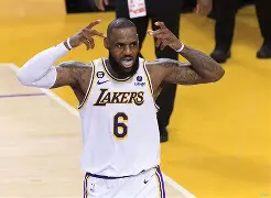  詹姆斯连续五场比赛得分超过高光表现，独行侠挑战极限！